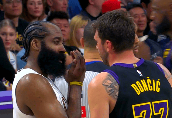 哈登与东契奇战术交流引