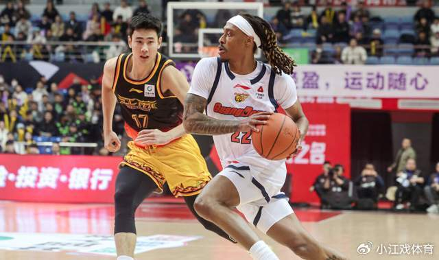 广东男篮外援麦考尔表现低迷 陷入困境杜锋决策