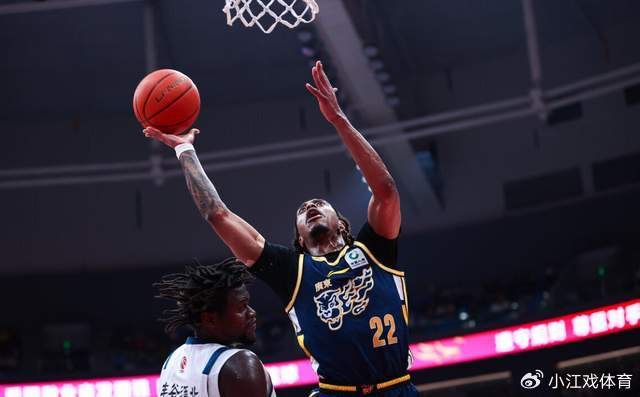 广东男篮外援麦考尔表现低迷 陷入困境杜锋决策