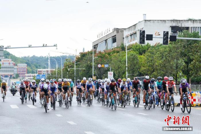 青少年公路自行车联赛梁平站开赛 126城选手角逐