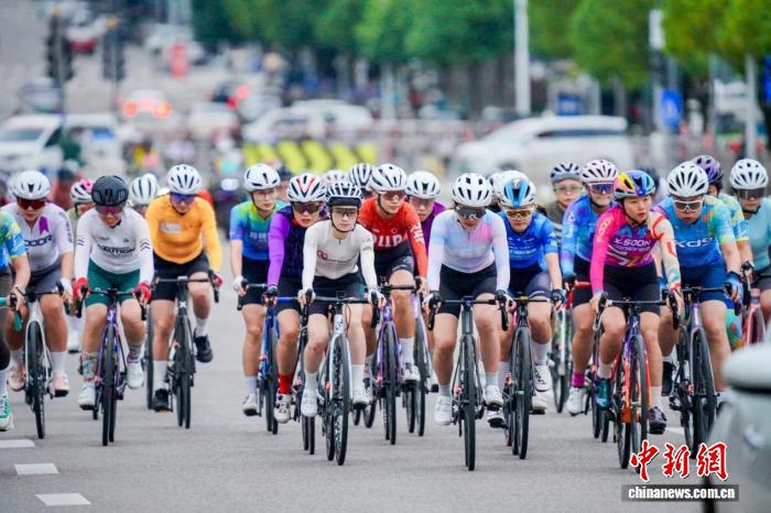 青少年公路自行车联赛梁平站开赛 126城选手角逐