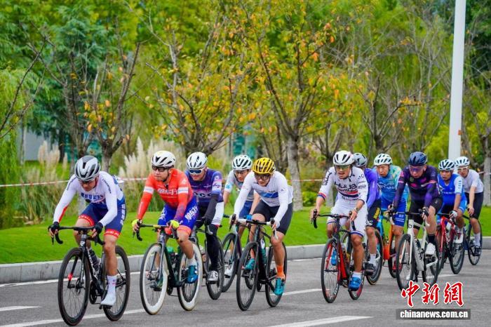 青少年公路自行车联赛梁平站开赛 126城选手角逐