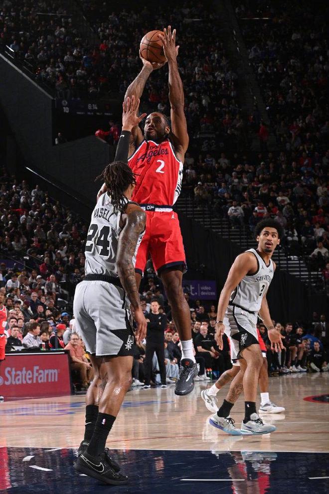 马刺团队协作力克快船豪取11连胜