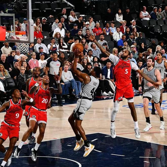 马刺团队协作力克快船豪取11连胜