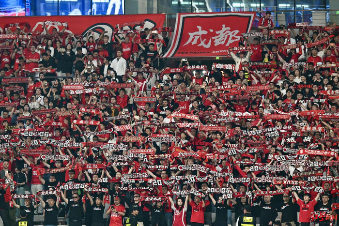 成都蓉城逆风翻盘：城市精神在绿茵场与生活中